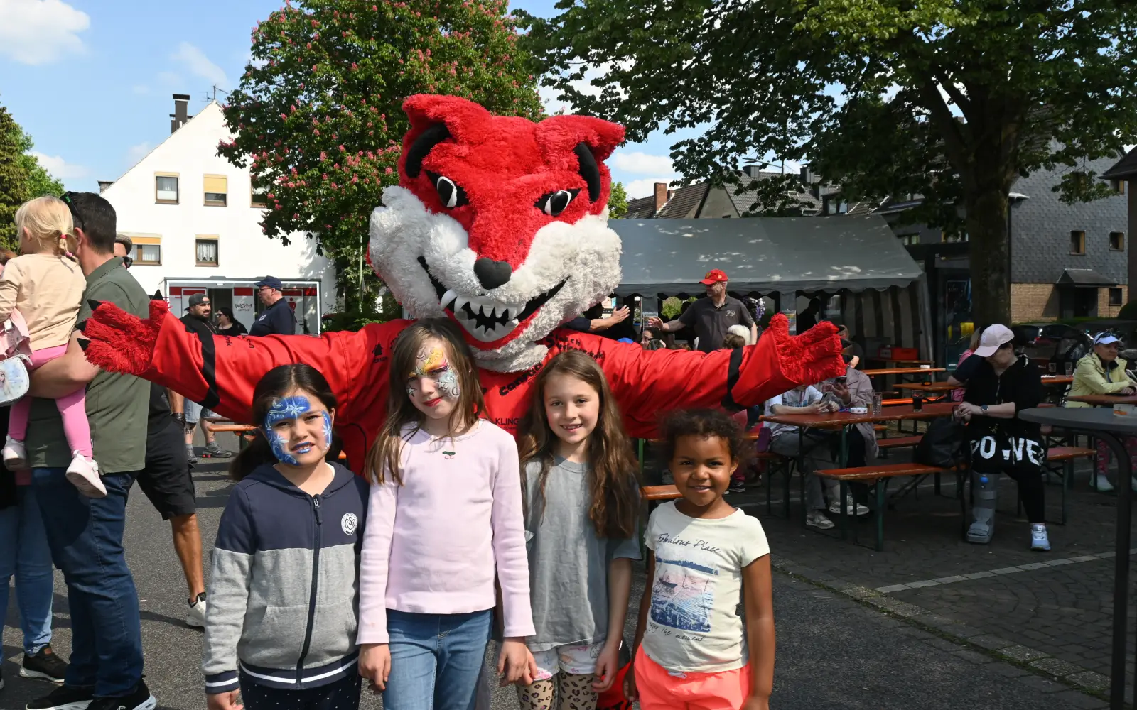 Auch das Maskottchen der Füchse, Manni, freute sich über das erste Fest für Kinder und Familien in Buchholz in Vorfeld des Rhein-Ruhr-Marathons. Foto: sam