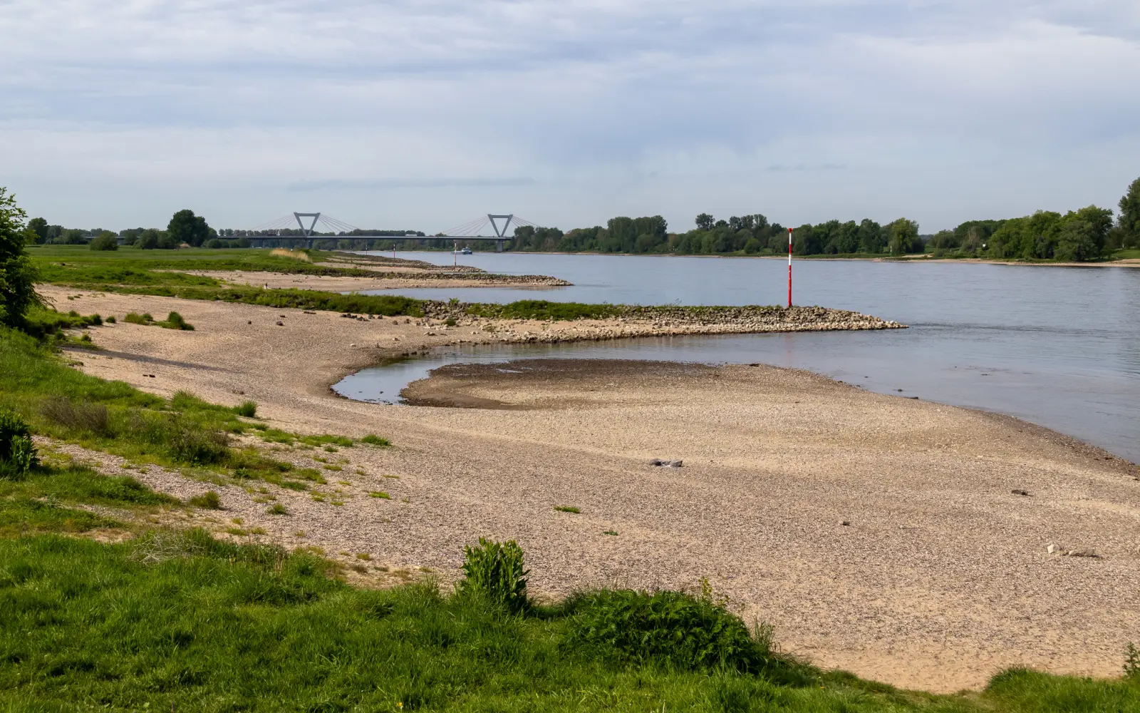 Strömungen, Schiffssog und Kribben machen das Schwimmen im Rhein lebensgefährlich. Archivfoto: ah