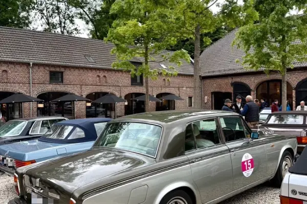 Mehr als 30 Oldtimer rollen bei der Lions Family Trophy durch Lohausen