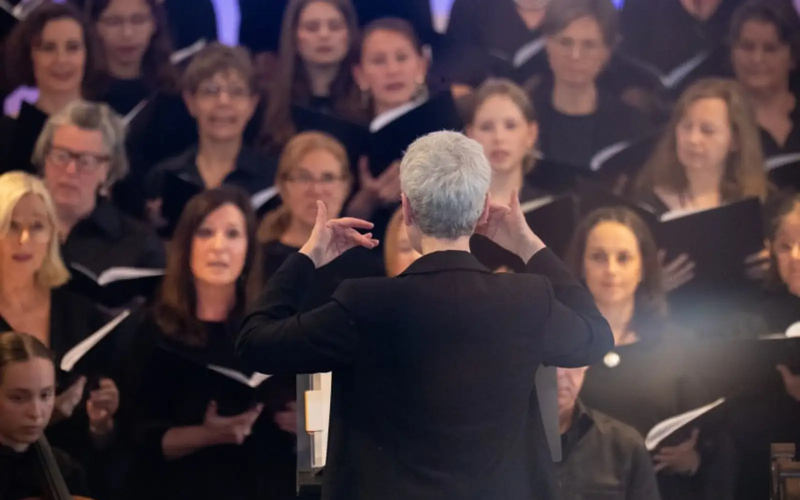 Chorleiterin Petra Verhoeven führte die Sängerinnen und Sänger durch ein Programm von leisen bis kraftvollen Stücken. Foto: Paul Sendt