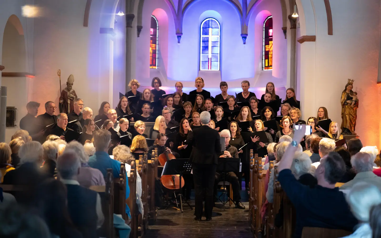 Beide Chöre vereinten ihre Stimmen zum Konzert „Rejoice!” in St. Remigius. Foto: Paul Sendt