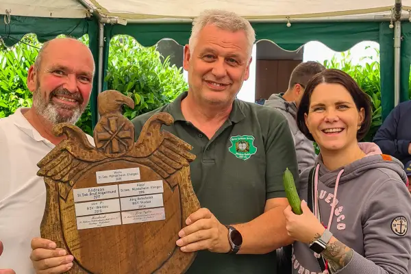 Volker Bossemeyer gewinnt das Vogelschießen beim Rahmer Offiziersbiwak