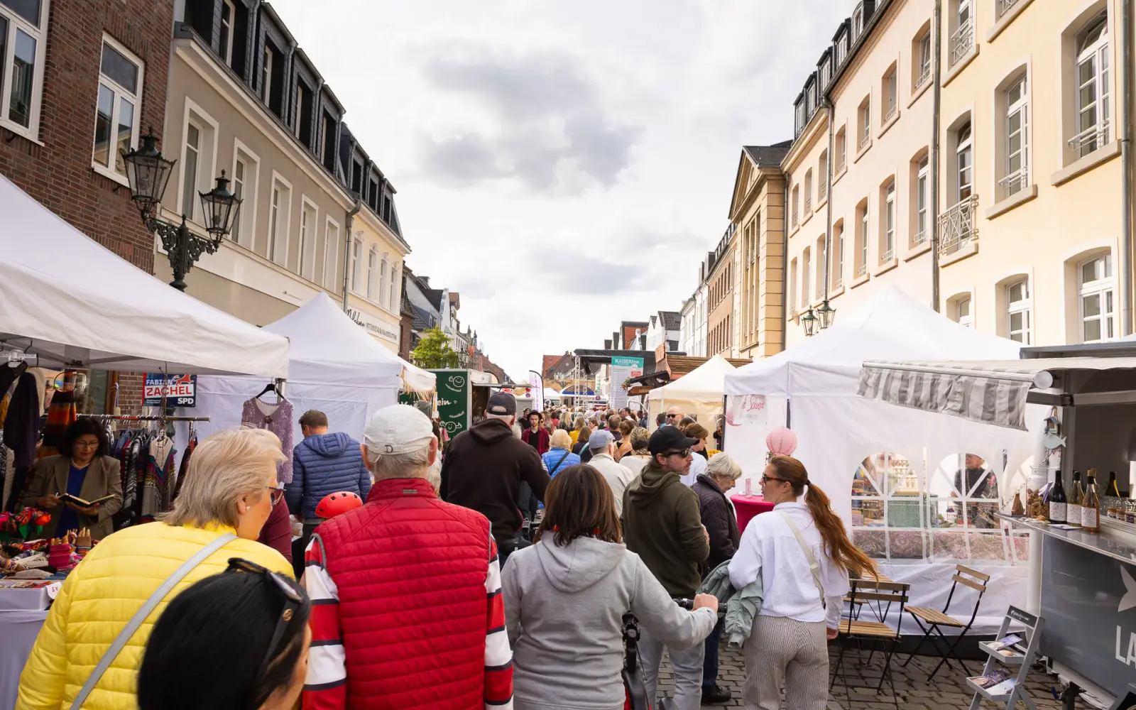 Schon beim ersten Kaiserfest im vergangenen September schoben sich die Besucher zwischen mehr als 60 Ständen über den Kaiserswerther Markt. Archivfoto: Wir Kaiserswerther e.V.