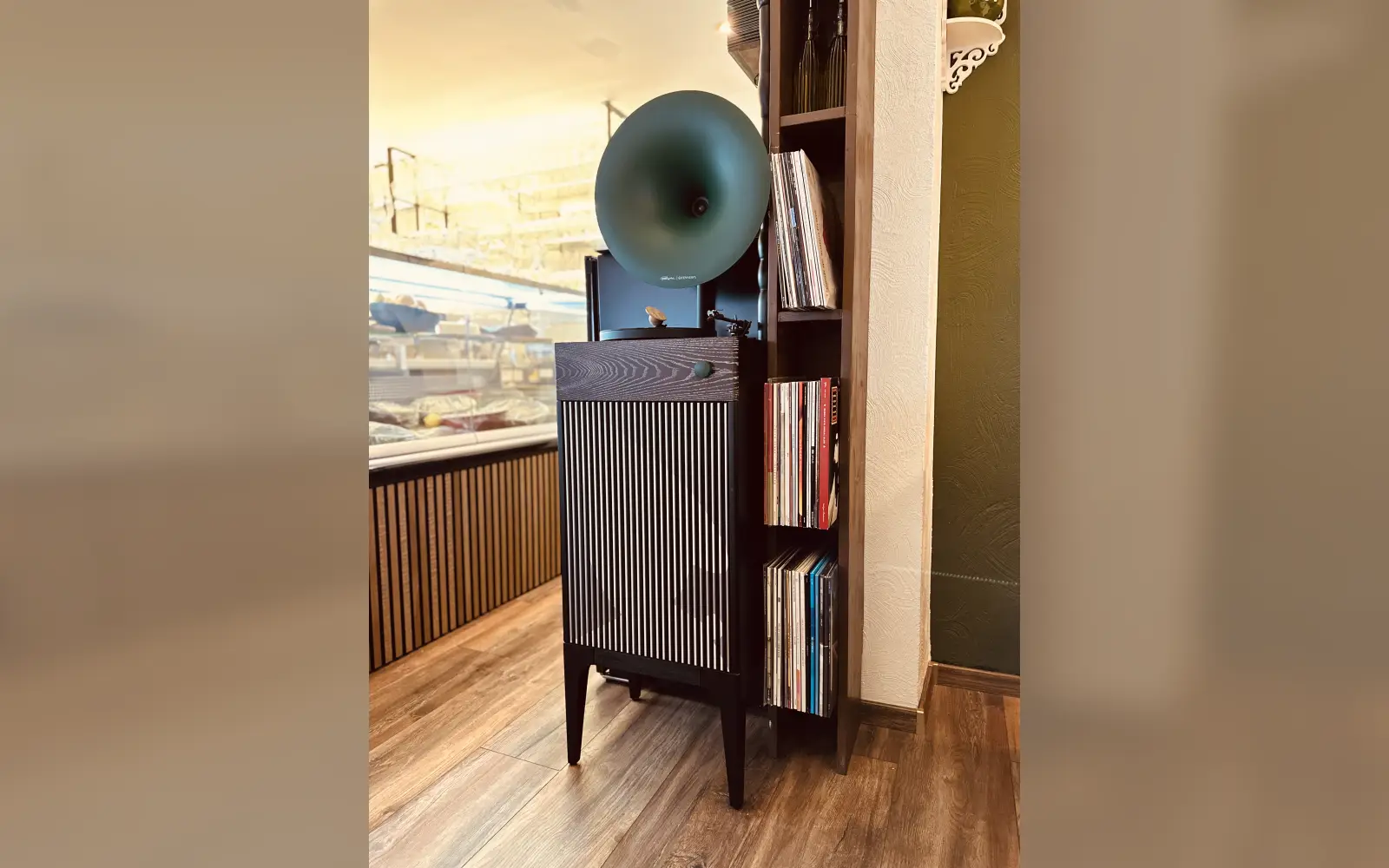 Das Grammophon spielt klassische Vinylplatten in bestem Klang ab.