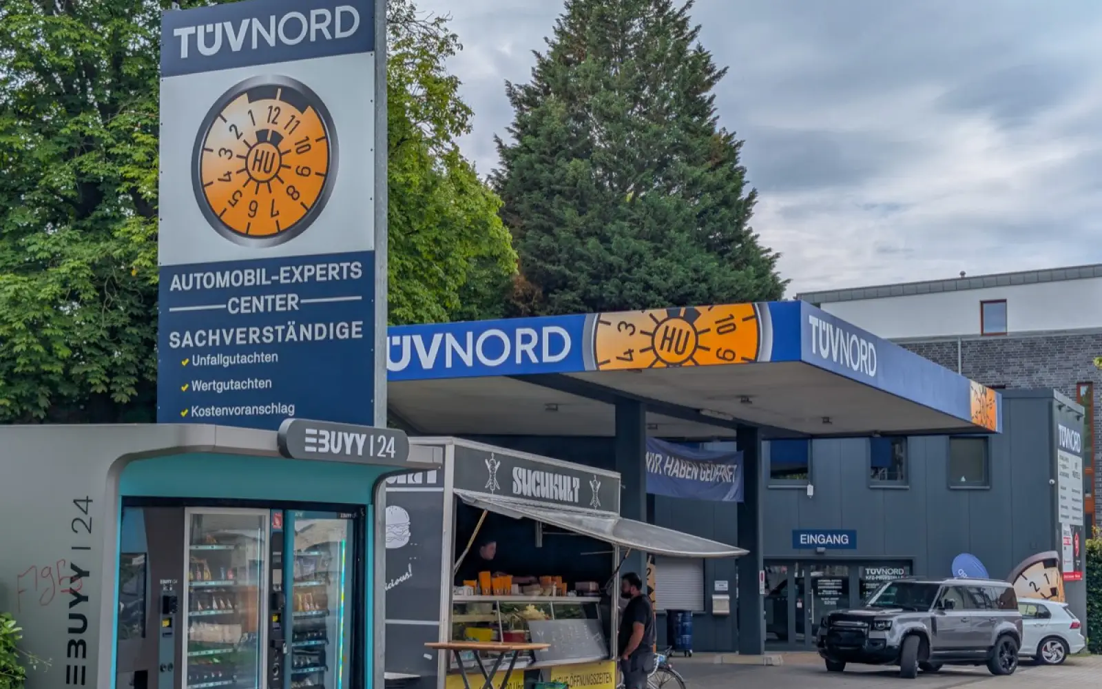 An der Arnheimerstraße 51 in Kaiserswerth betreiben Mehmet und Ünsal Uyar das Automobil-Experts Center in Partnerschaft mit der TÜV NORD Mobilität. Foto: ah