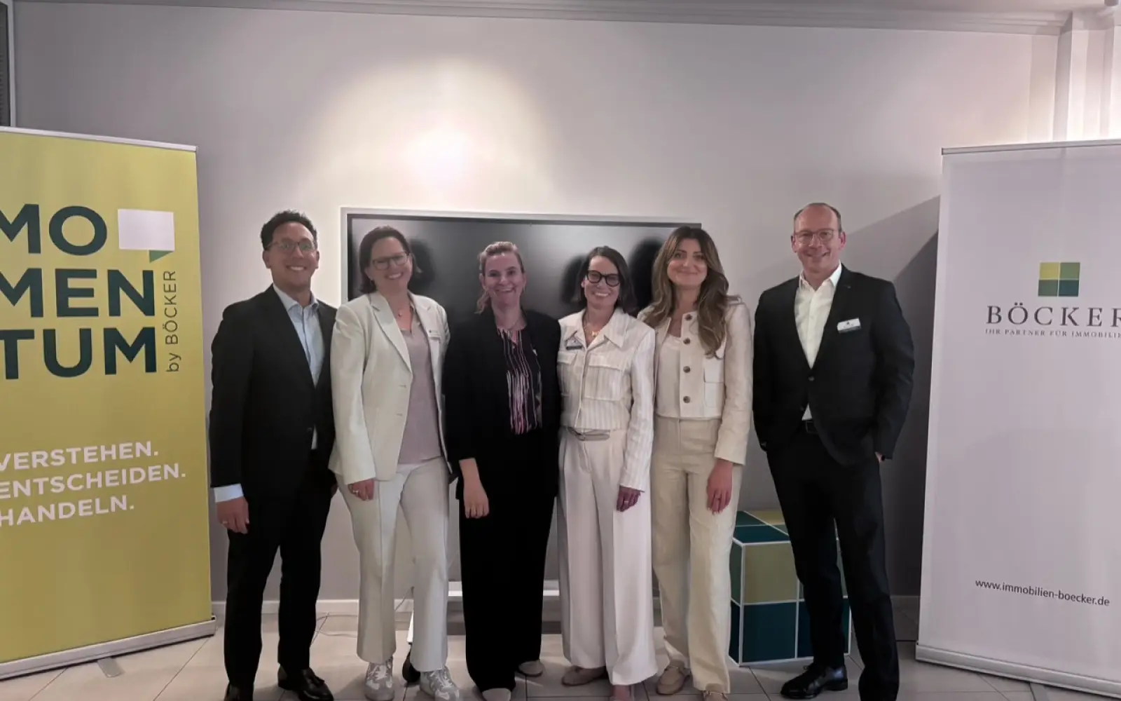 Das Team von BÖCKER-Wohnimmobilien stand den Gästen für Fragen zur Verfügung. (von links): Emanuel Bay, Dagmar Böcker-Schüttken, Janina Bender, Katrin Schwelm-Glatzel, Arbresha Zymeri und Thomas Schüttken. Foto: BÖCKER-Wohnimmobilien