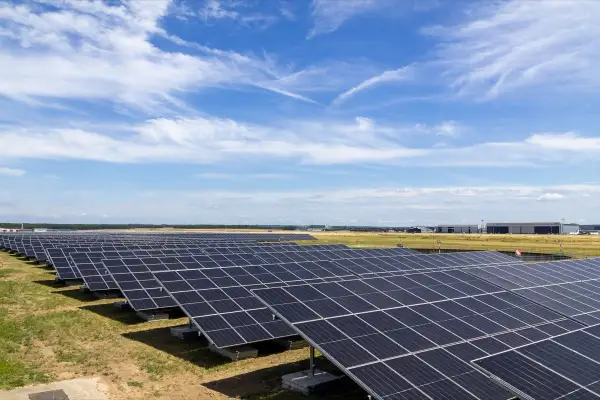 Neue Solaranlage deckt 16 Prozent des Stroms am Flughafen Düsseldorf