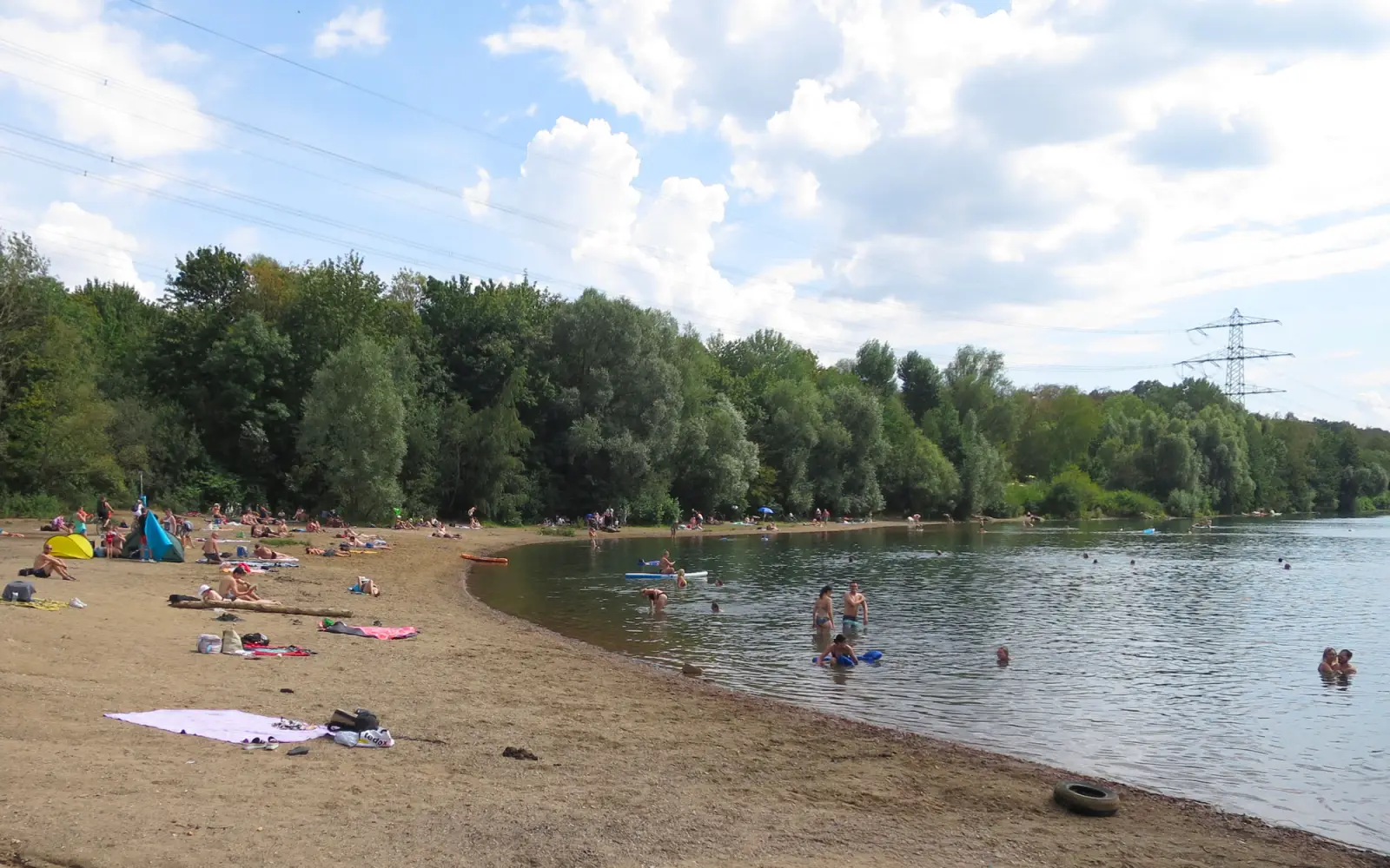 Der bei der Auskiesung als flacher Sandstrand angelegte Nordstrand des Angermunder Sees zieht im Sommer viele sonnenhungrige Badegäste an, obwohl die Stadt Düsseldorf das Baden verboten hat (Archivfoto). Foto: hs