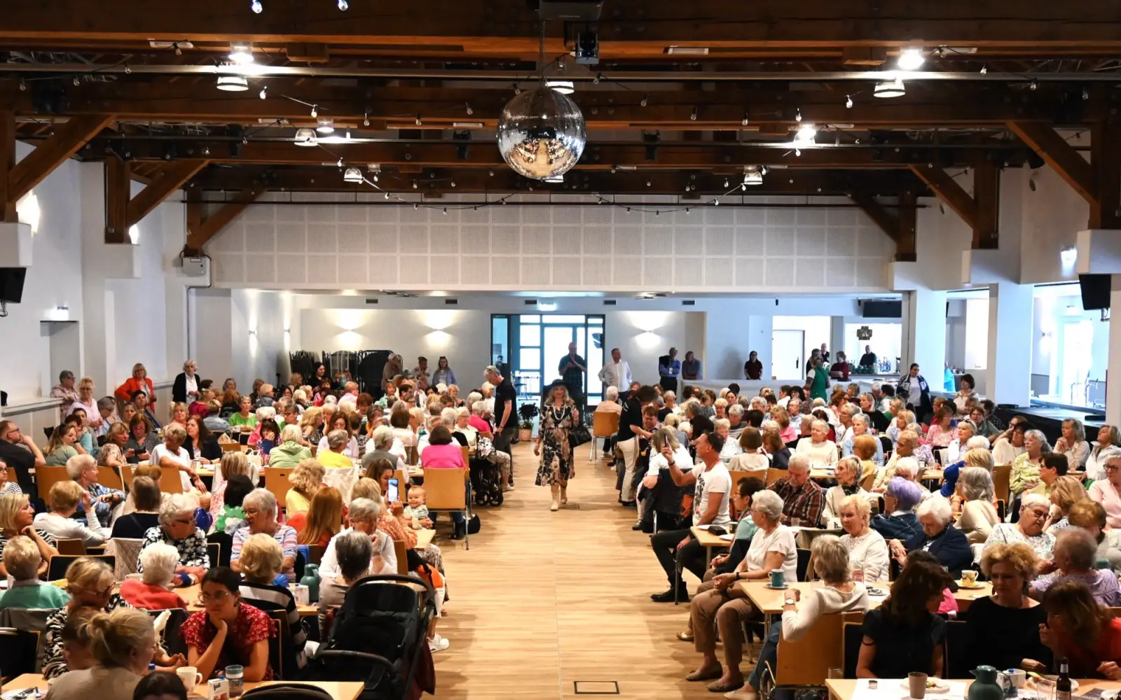 Mit mehr als 300 Zuschauerinnen war die Modenschau ausverkauft. Foto: sam