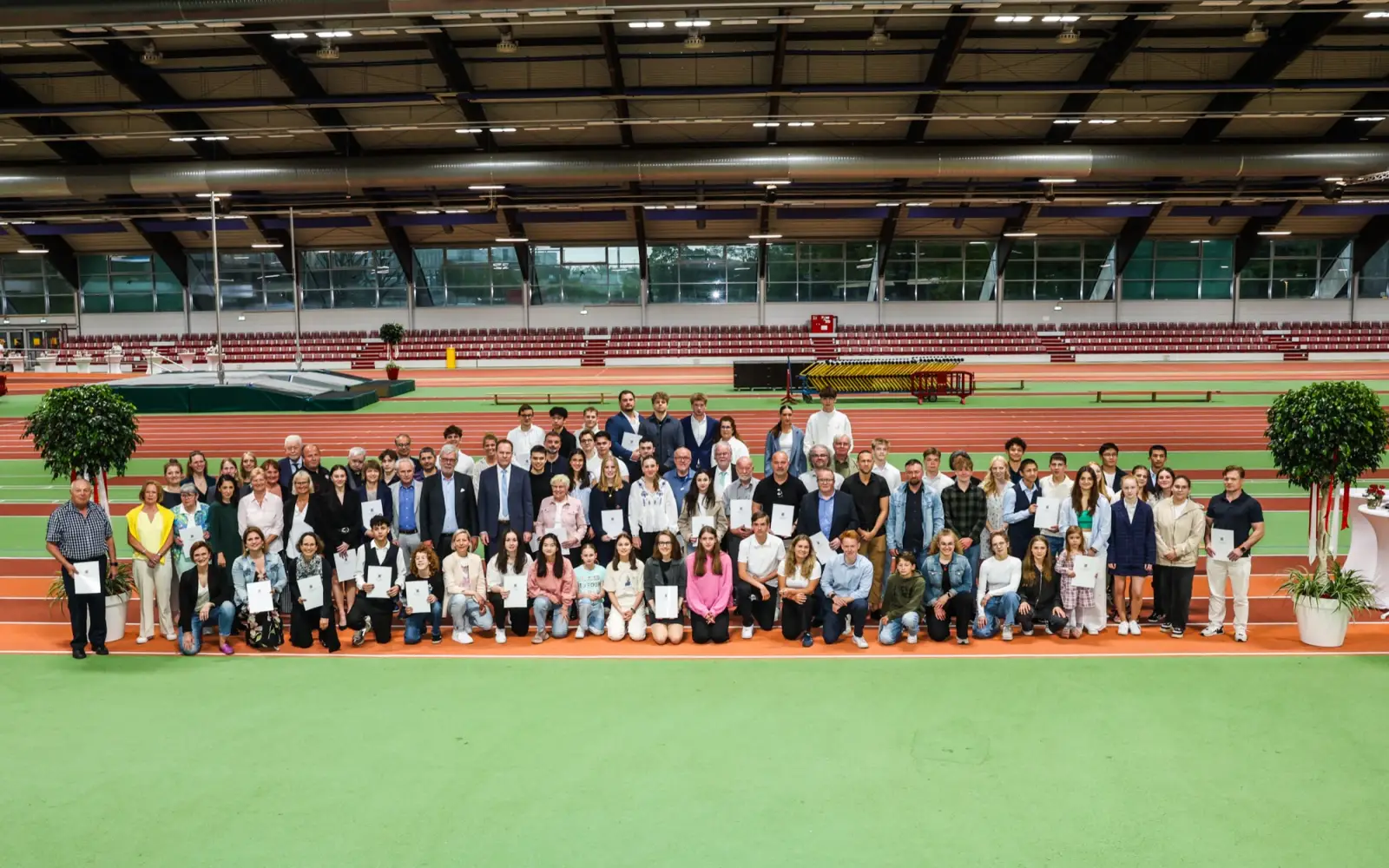 Gruppenbild mit allen ausgezeichneten Sportlerinnen und Sportlern sowie verdienten Funktionären in der Leichtathletikhalle des Arena-Sportparks © Landeshauptstadt Düsseldorf/Melanie Zanin