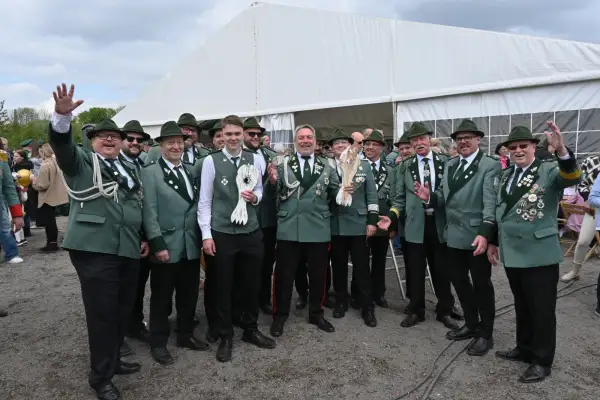 Ereignisreiches Schützenfest in Serm mit Regen, Sonnenschein, hohem Besuch und Kuriositäten