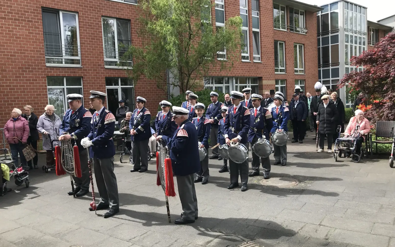 Das Tambourcorps Wittlaer setzte sich mal wieder für einen guten Zweck ein und machte Musik für die Bewohner des Walter-Kobold-Hauses, Foto: privat