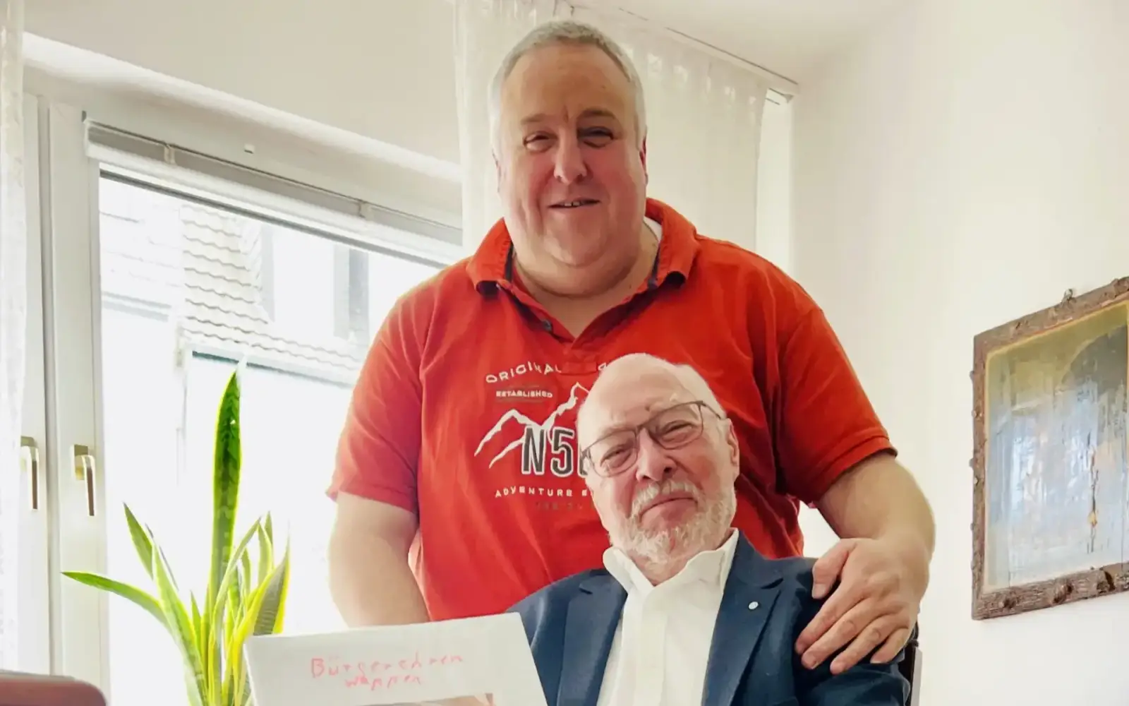 Der neue Vorsitzende, Sascha Westerhoven (stehend), übernimmt den Stab vom neuen Ehrenvorsitzenden, Hermann Weßlau. Foto: privat
