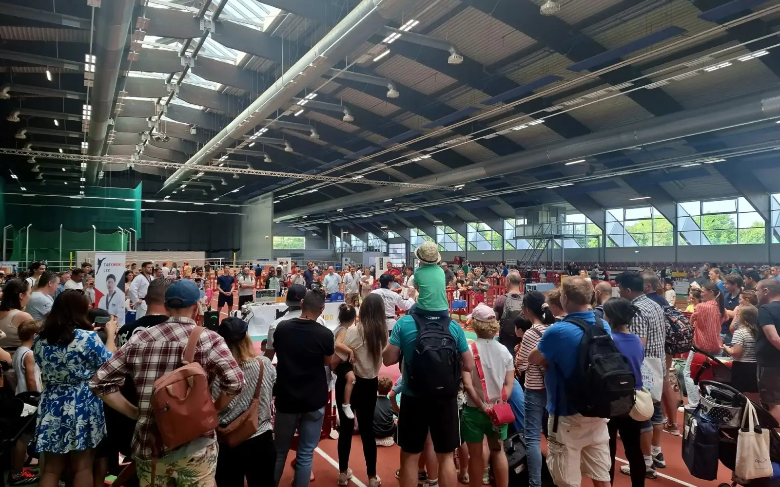 Großer Andrang in der Leichtathletikhalle: 43 Sportvereine stellten im Arena-Sportpark rund 50 Sportarten vor © Landeshauptstadt Düsseldorf/Sportamt