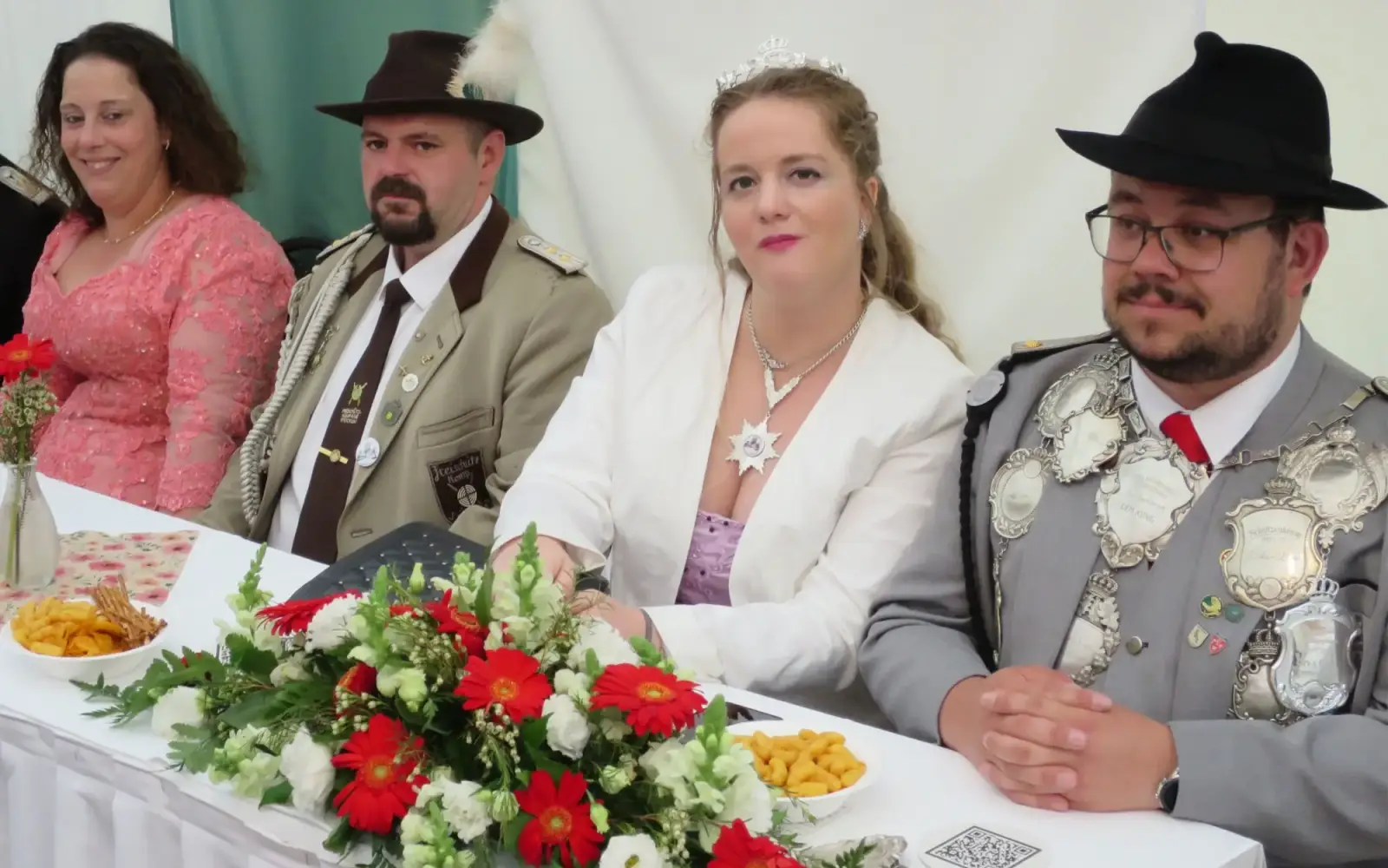 Beim Krönungsball der Stockumer Schützen kurz vor der Krönung: Links das neue Regiments-Königspaar 2024/25 Yvonne und Sven Deimann, rechts das scheidende Regimentskönigspaar Natascha Kamm und Patrick Seehafer. Foto hs