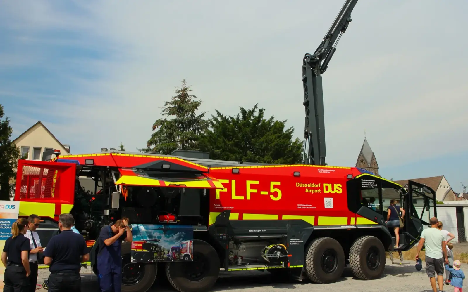 Ein Feuerwehrlöschfahrzeug, speziell angefertigt für den Einsatz auf Flughäfen. Foto: vj