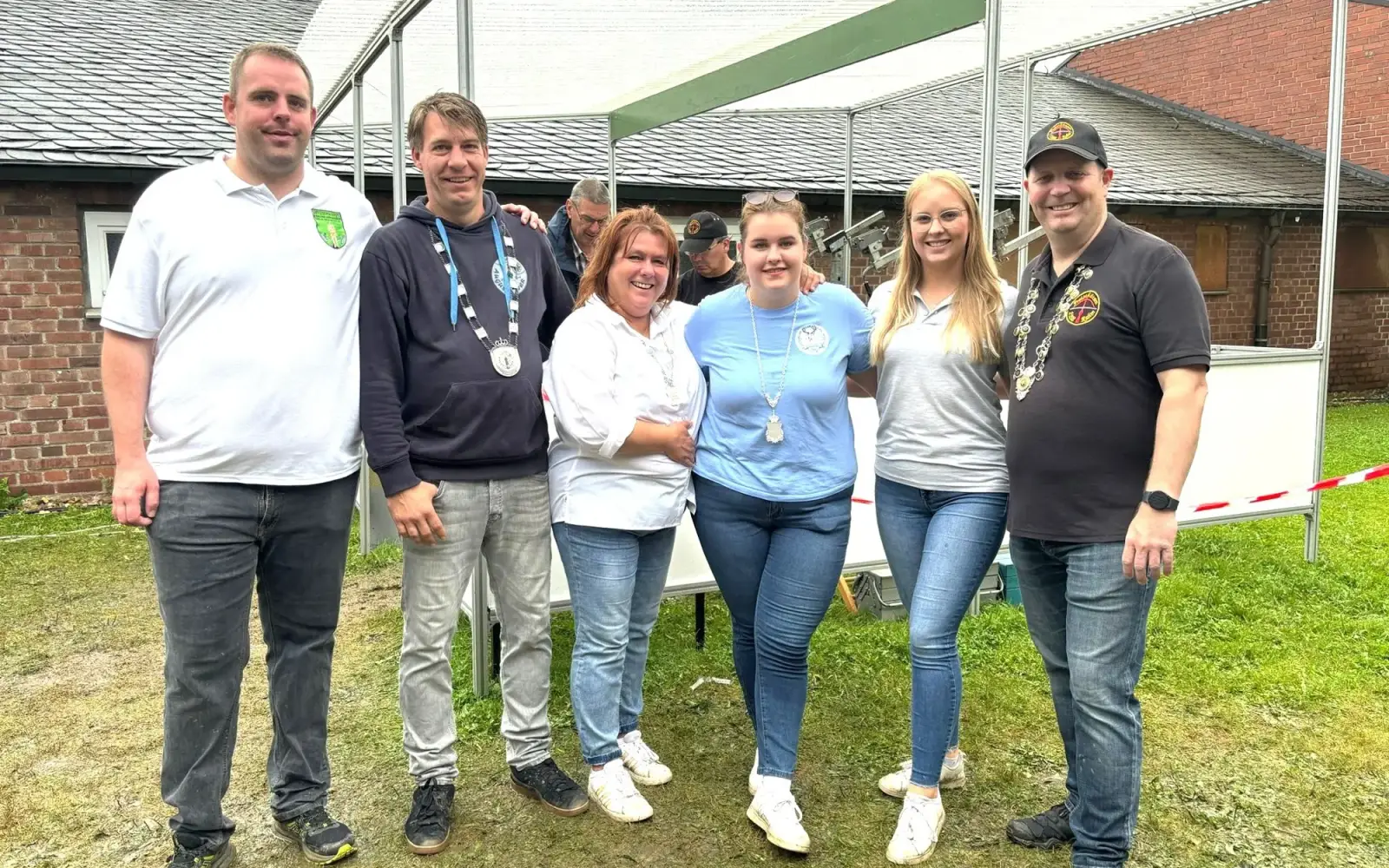 Die erfolgreichen Schützen des Sommerfestes (von links): Andreas Klinker, Henning Steil, Anita Kohlenbeck, Nina Kohlenbeck, Leonie und Andreas Koch. Auf dem Foto fehlt Phillip Eichler. Foto: Schützen Rahm