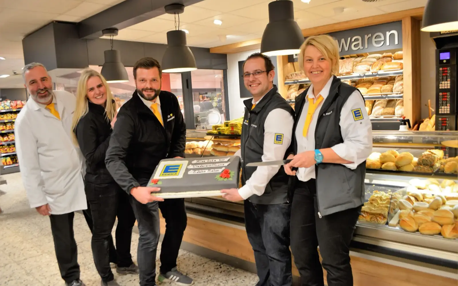 Nach dem Umbau in 2017 freuten sich über eine große Torte (von links): Jürgen Buchholz, Andrea und Pascal Tonscheidt, Michael Tiefelkamp sowie Susanne Makrlik. Schon damals hofften die Geschäftsleute auf ein positives Signal zum Neubau. Archivfoto: s