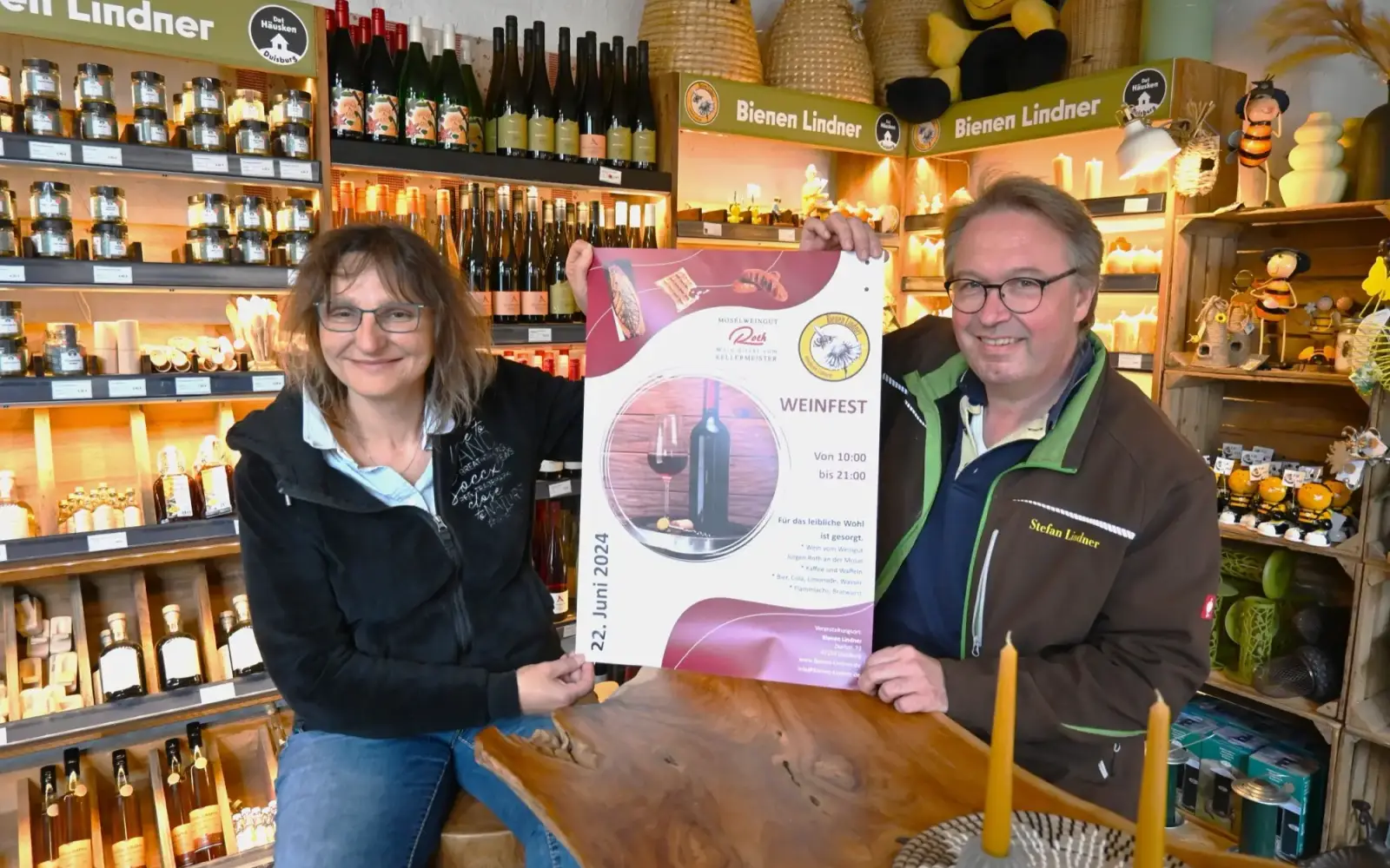 Sabine und Stefan Lindner laden zum ersten Weinfest in ihren Räumen in Serm ein. Foto: sam