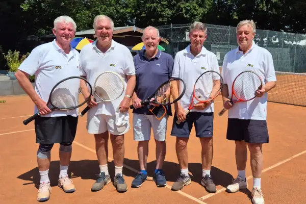 Historischer Aufstieg: Seniorenmannschaft des Angermunder Tennisclubs in die Niederrheinliga