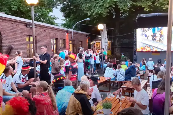 EM-Achtelfinale: Rudelgucken und Hochzeitspolonaise trotz Unwetter!