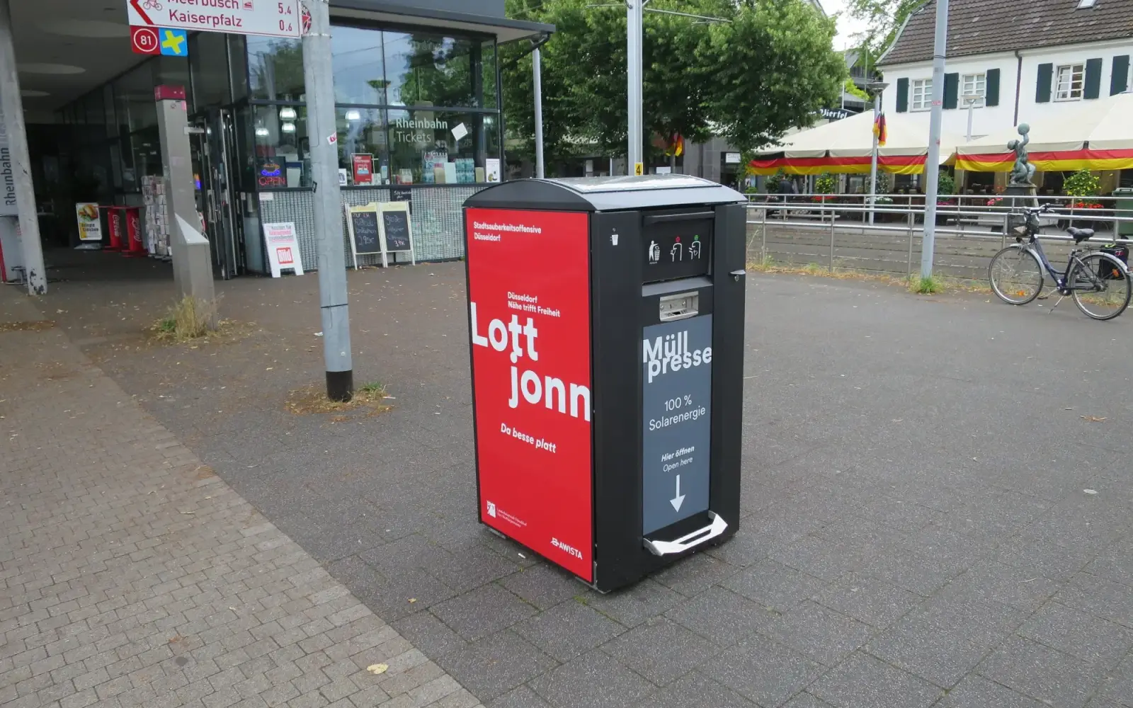 Eine moderne, neuartige Müllpresse auf dem Klemensplatz. Foto: hs