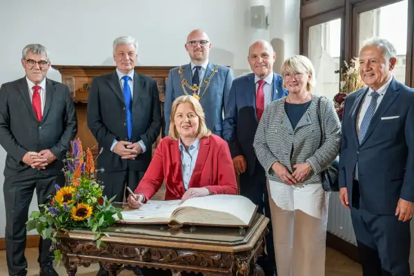 Parlamentspräsidenten-Treffen: OB Link begrüßt hochrangige Gäste im Duisburger Rathaus