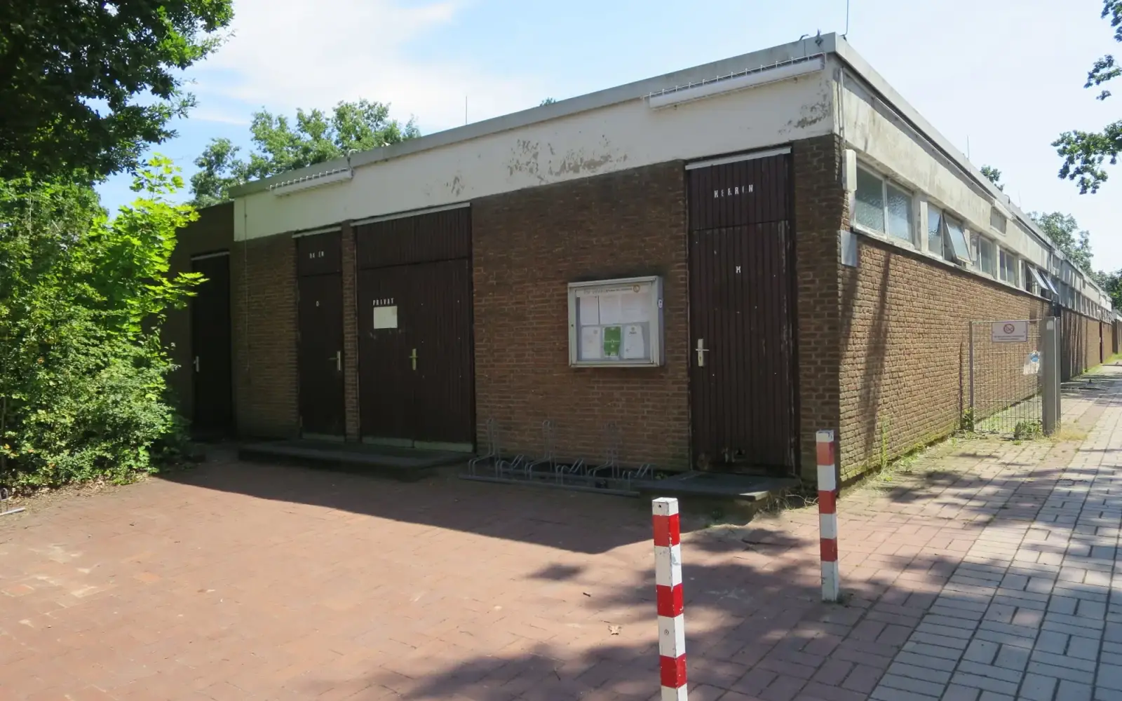 Die außen bescheidene, innen völlig marode „alte“ Sporthalle auf dem Gelände der Grundschule Wittlaer, direkt neben der Bezirkssportanlage des TVK. Foto: hs