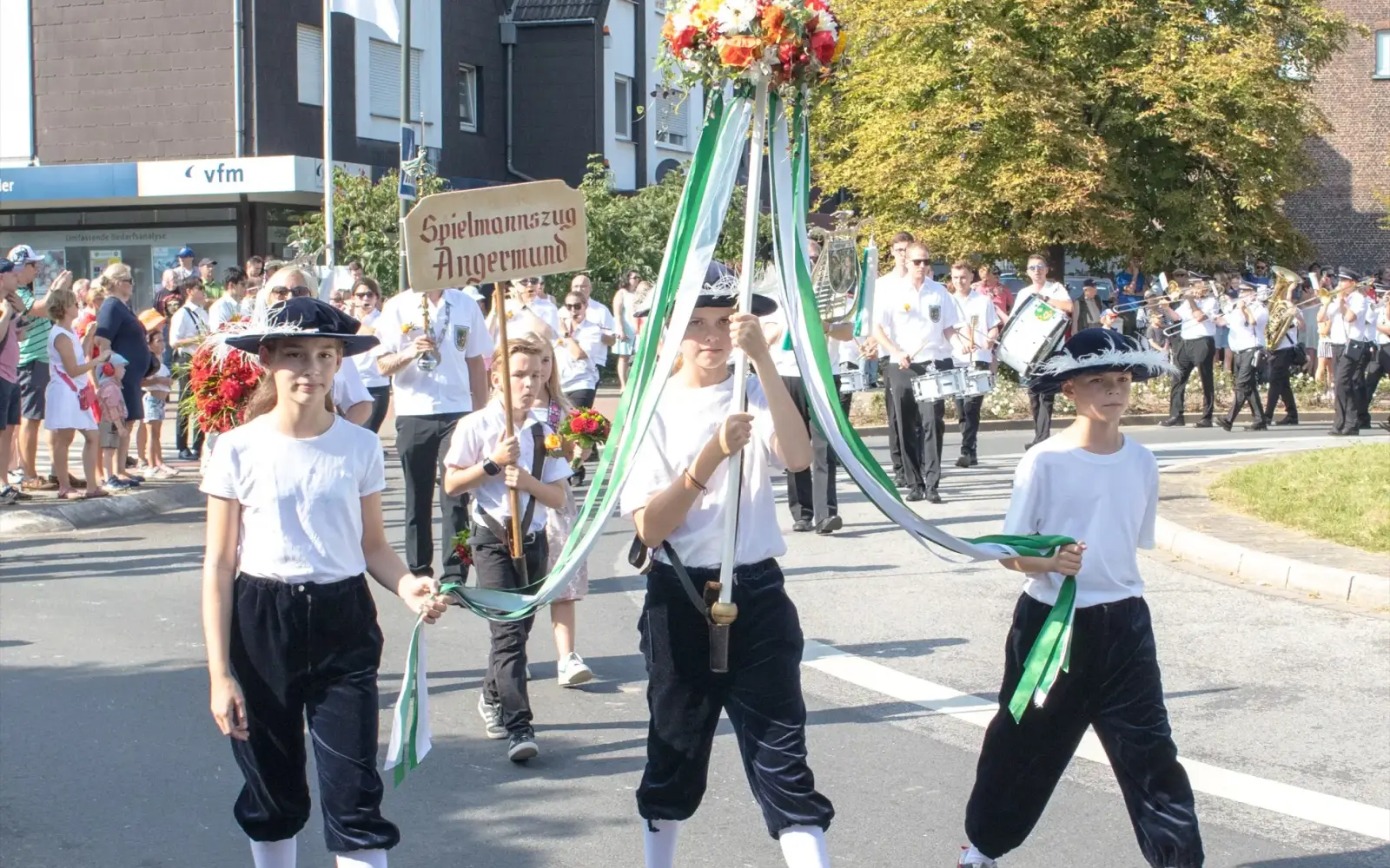 Die geschmückte „Goldene Mösch“ wird von Kindern durch Angermund getragen. Foto:vj