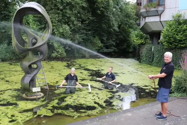 Traditionelle Reinigung der „Schneckenplastik“ am Aquazoo Düsseldorf