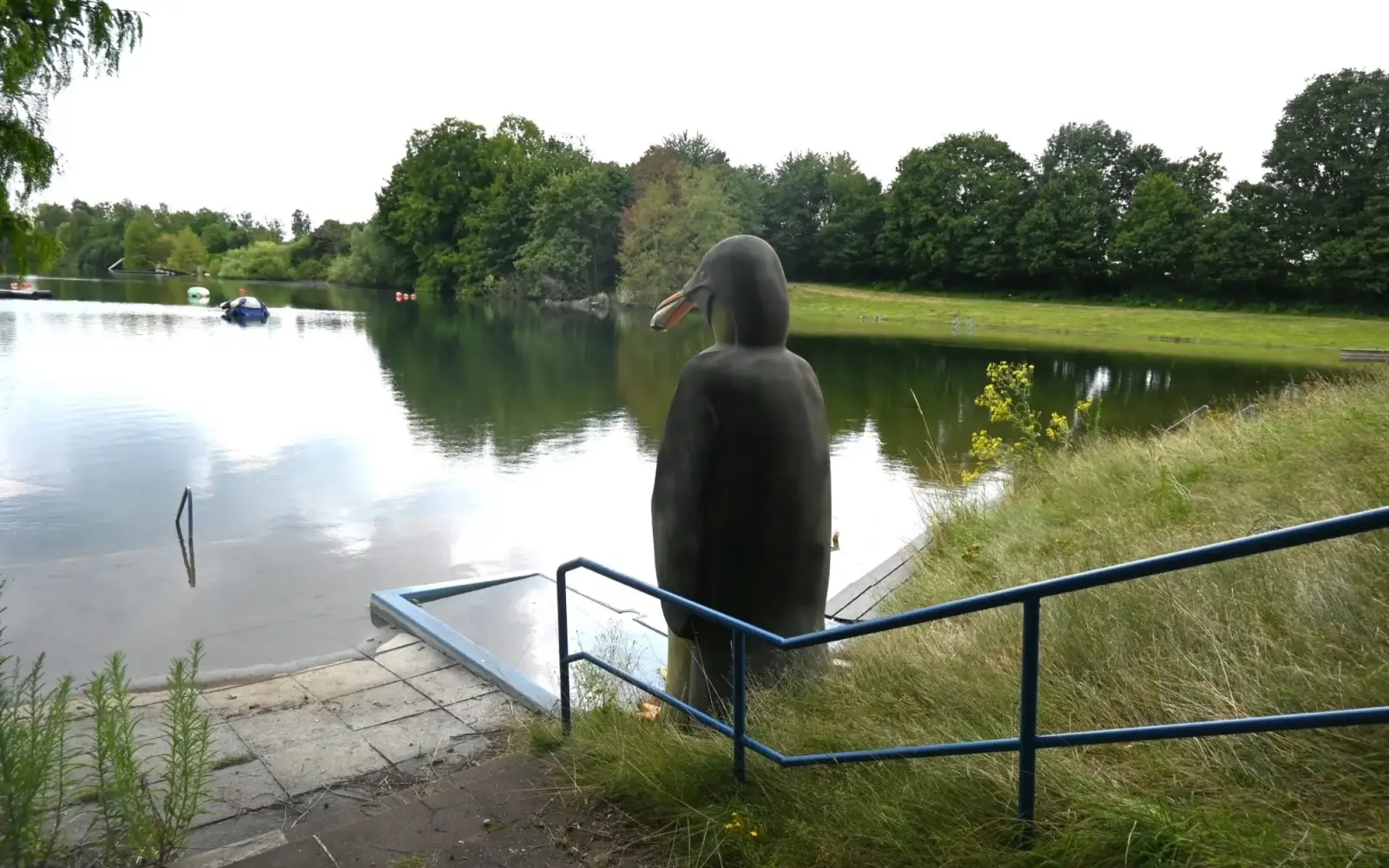 Einsam und verlassen steht der Pinguin im Freibad Großenbaum in diesem Sommer – wegen des hohen Grundwasserstandes konnte das Freibad in diesem Jahr nicht geöffnet werden. Foto: sam