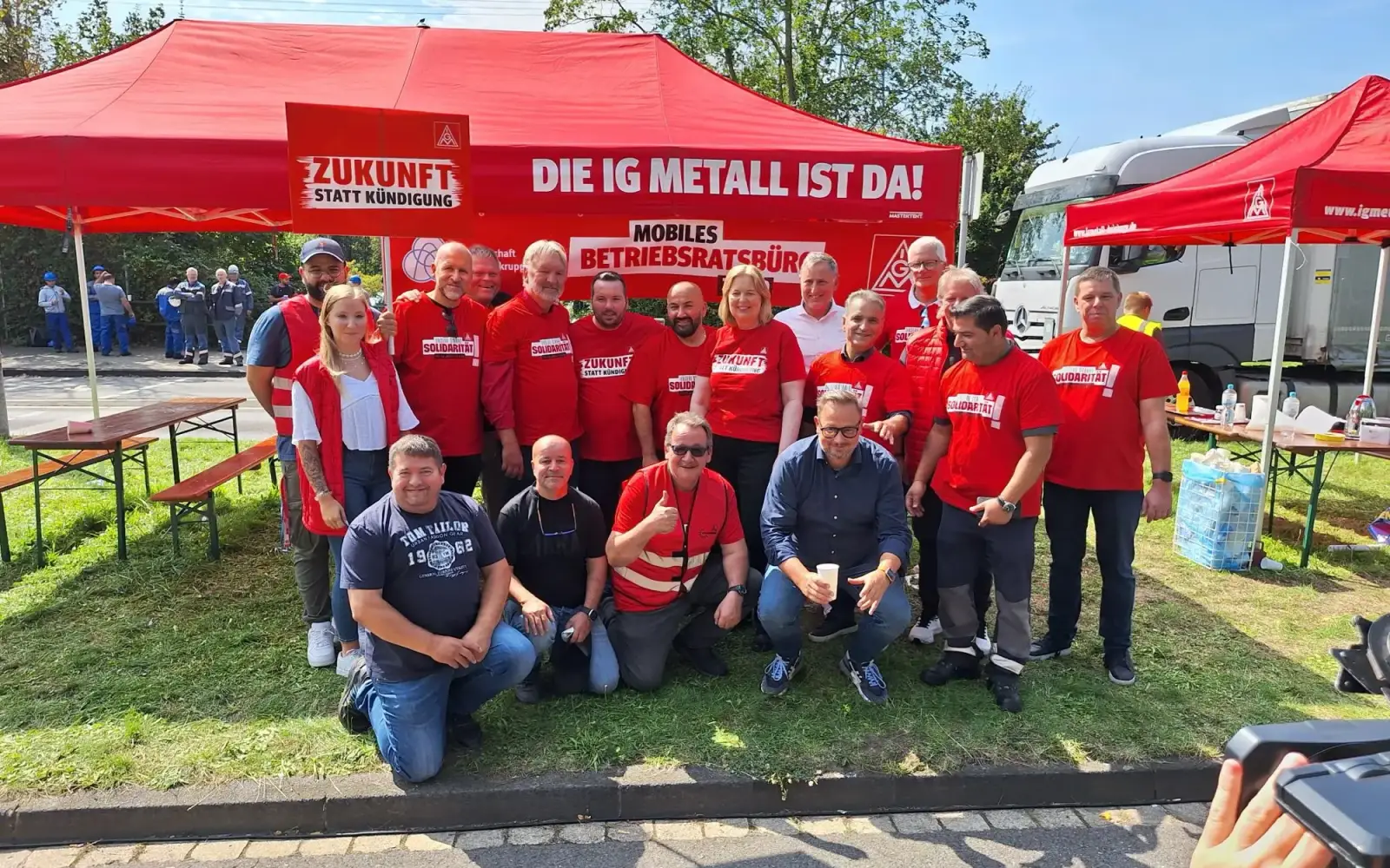 Bundestagspräsidentin Bärbel Bas (Mitte) besuchte das mobile Betriebsratsbüro in Hüttenheim – und stellte sich an die Seite der Beschäftigten. Foto: privat