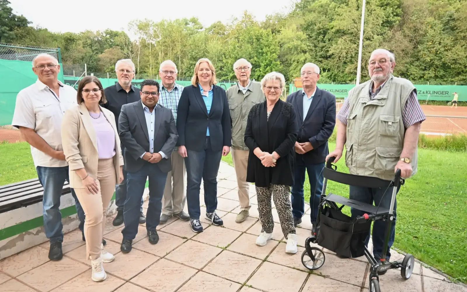Bei der Ehrung langjähriger SPD-Mitglieder in Rahm (von links): Jürgen te Paß, Jacqueline Dederichs, Harald Schrapers, Daniel Rosenbach, Egon Abraham, Bundestagspräsidentin Bärbel Bas, Bernhard Ivo, Marion te Paß, Frank Klinker und Walter Nieft. Foto
