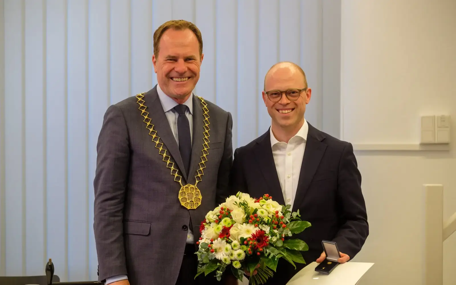 Oberbürgermeister Dr. Stephan Keller (l.) überreicht die Ehrennadel des Rates an Bezirksbürgermeister Benedict Stieber © Landeshauptstadt Düsseldorf/Uwe Schaffmeister