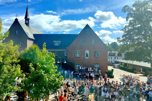 Brücken bauen – Patroziniumsfest am Suitbertus-Gymnasium