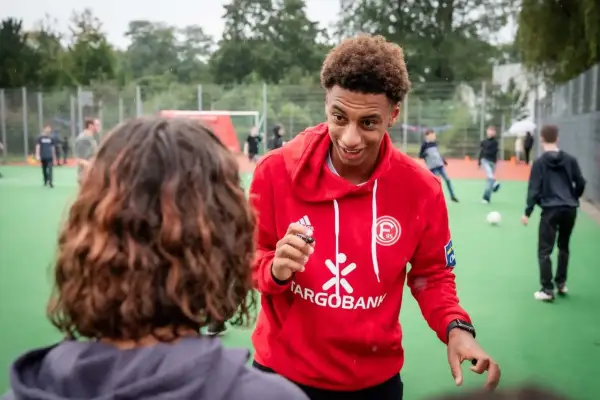 Trotz Regen: Neuer Bolzplatz in Wittlaer mit Fortuna Düsseldorf und Aktion Lichtblicke eingeweiht