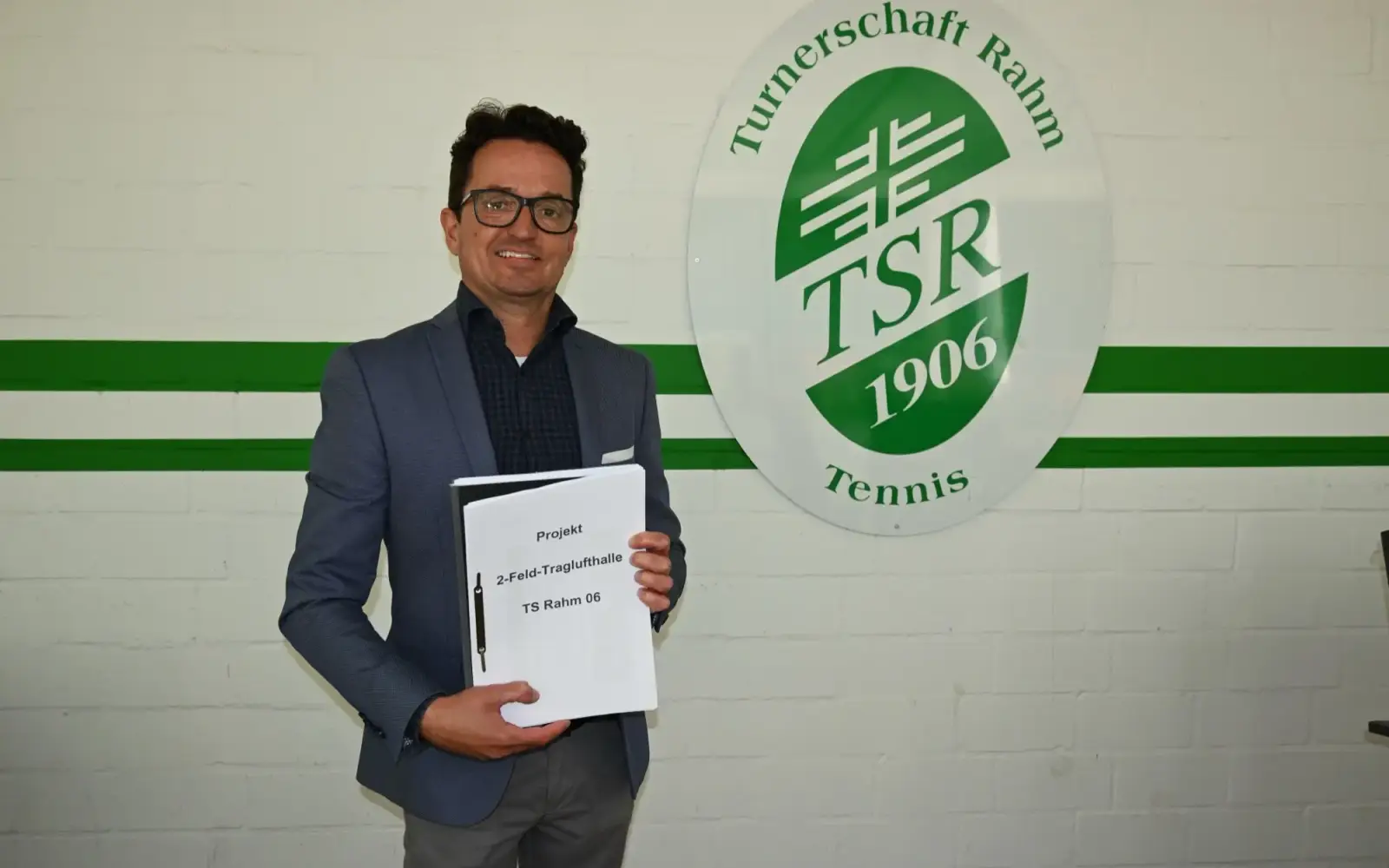 Matthias Huth kümmert sich als Vorsitzender der Tennisabteilung um ein großes Projekt in Rahm: eine 2-Feld-Traglufthalle. Foto: sam