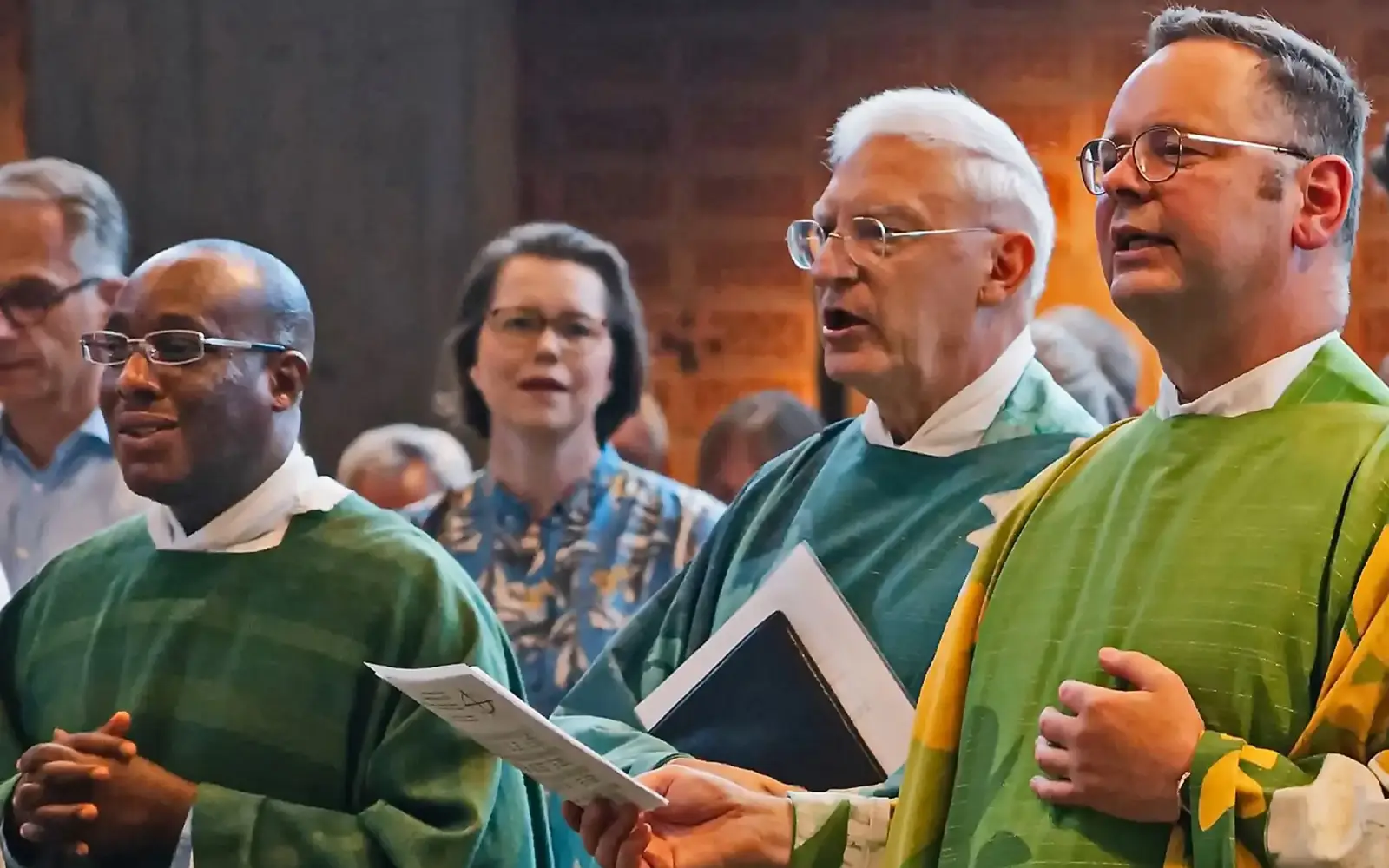 Pfarrer Oliver Dregger (rechts) wird während eines festlichen Gottesdienstes in der Pfarrkirche Heilige Familie von Stadtdechant Frank Heidkamp (Mitte) offiziell in sein Amt als Leitender Pfarrer für die „Pastorale Einheit im Düsseldorfer Norden“ ein
