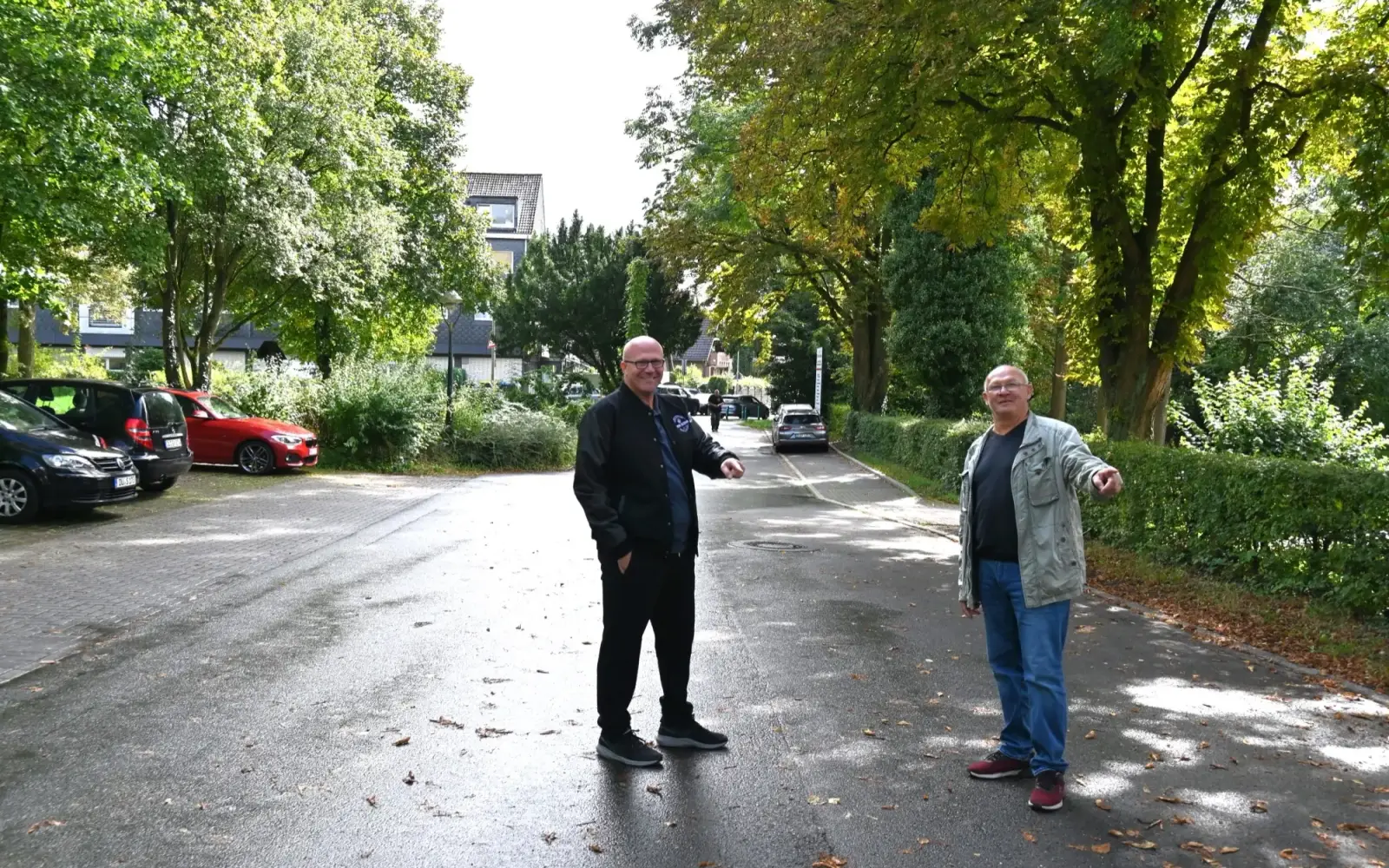 Jürgen (rechts) und Torsten te Paß regen an, einen Wochenmarkt in Rahm zu etablieren, damit vor allem ältere Menschen im Ort weiterhin einkaufen können. Foto: sam