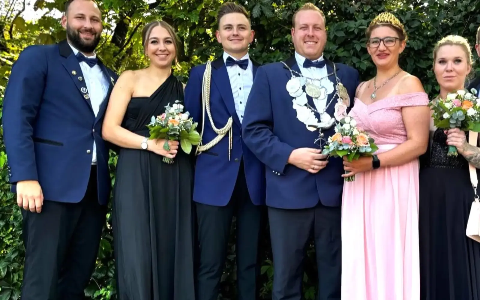 Begleiteten den neuen Rahmer König nach Rietberg (von links): Marcel Debler und Nadine Albrecht (1. Hofstaatspaar), Dustin Mülhoff in Vertretung als Adjutant, das Königspaar Marc und Chantal Rayen sowie Lena Neumann (2. Hofstaatspaar), leider ohne Be