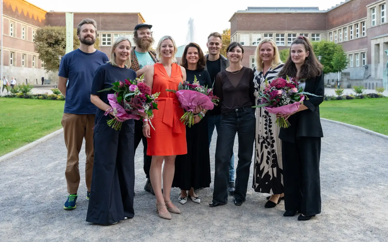 „Es war unser erstes Kunstevent, und ich bin wirklich stolz, dass wir eine solche Summe erlösen konnten“; freute sich Dr. Carolin Gerckens, Präsident des Lions Club. BU: (v.l.) Johannes Herrmann (KöX), Ljiljana Radlovic, Florian Erhard (KöX), Bürgerm
