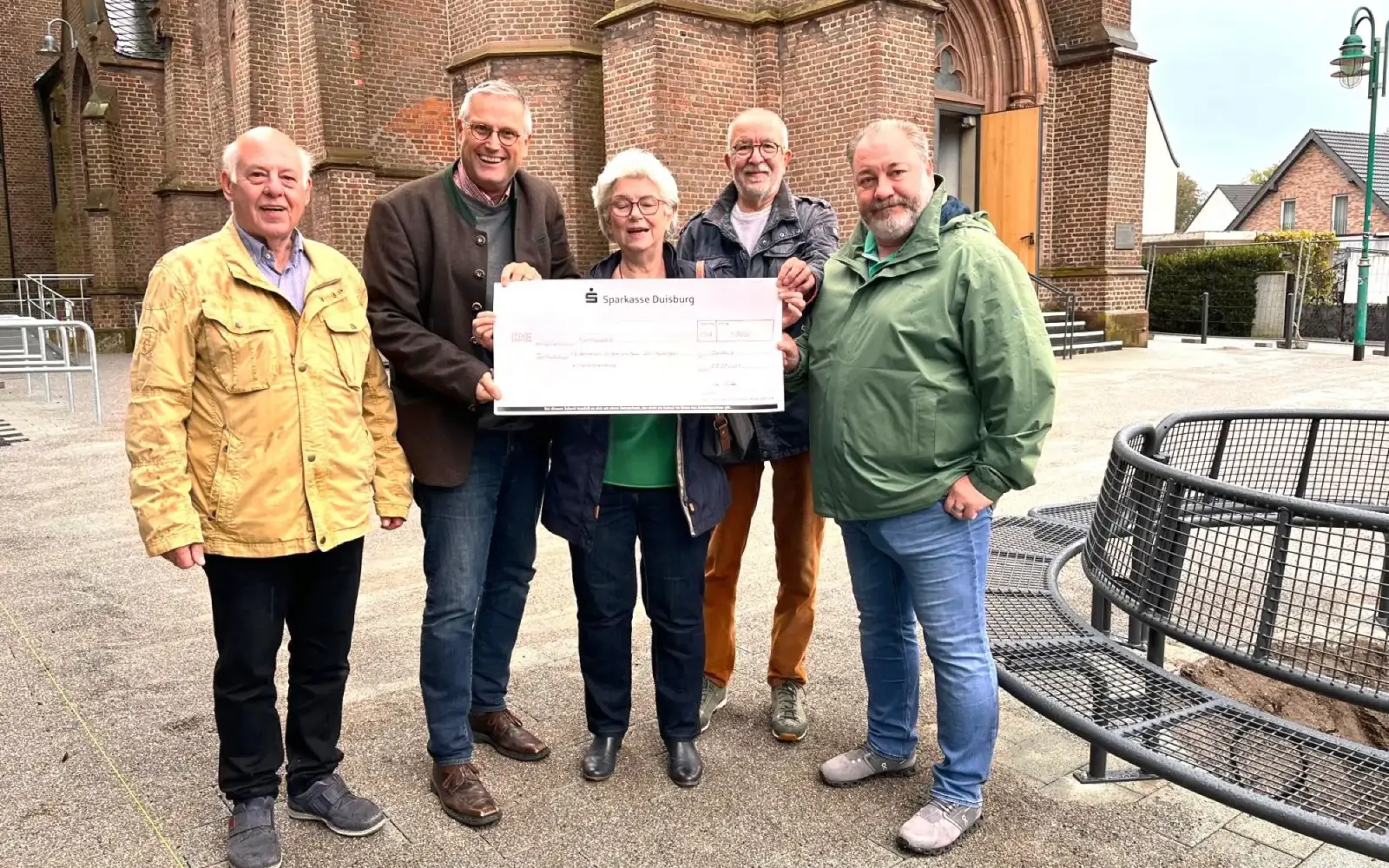 Hans-Georg Goworr und Joachim Holzschneider freuten sich über den Scheck, den der Bürgerverein Huckingen überreichte. Rita Fischer, Heinz Zielezinski und Horst Arens nahmen die Übergabe vor (von links). Foto: Reiner Fischer