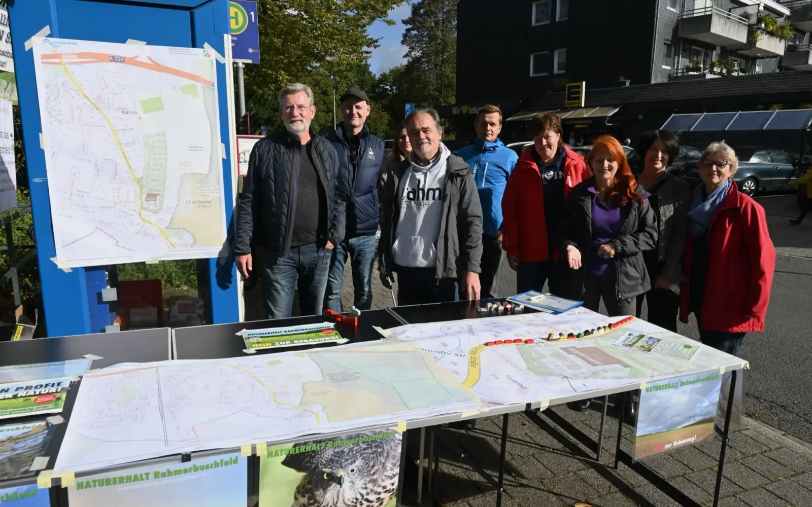 Thomas Anthonj (links) und weitere Mitglieder der Bürgerinitiative „Naturerhalt Rahmerbuschfeld“ informierten die Rahmerinnen und Rahmer über Neuigkeiten. Foto: sam