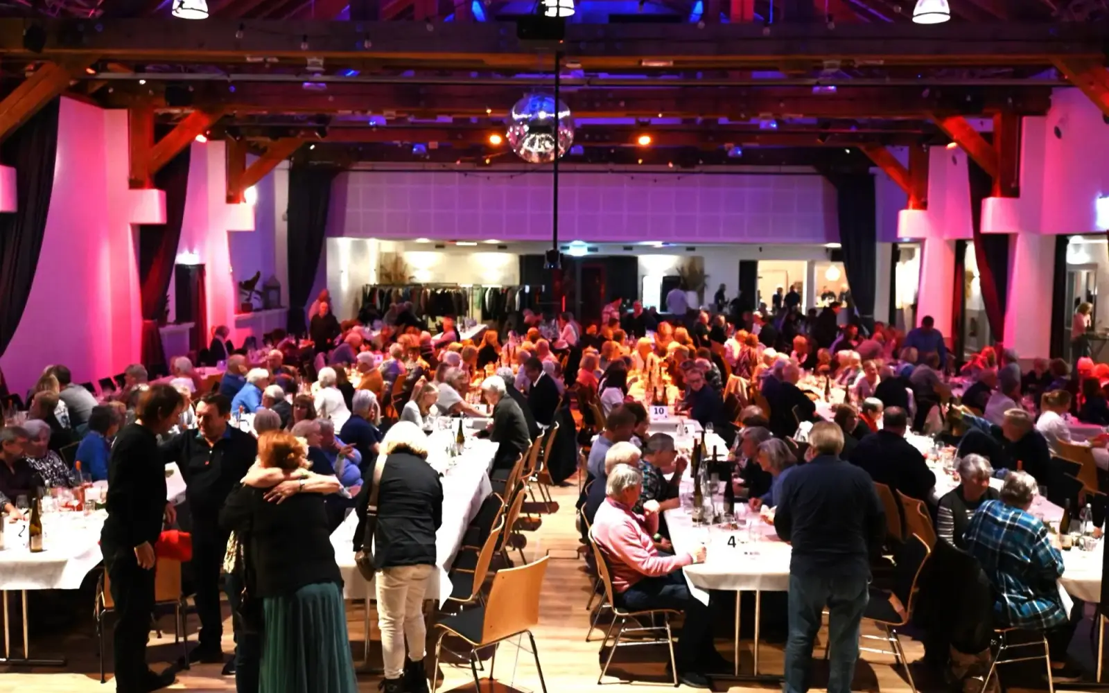 An langen Tischen saßen die Besucherinnen und Besucher des ersten Weinfestes, zu dem der Bürgerverein Huckingen eingeladen hatte. Foto: sam