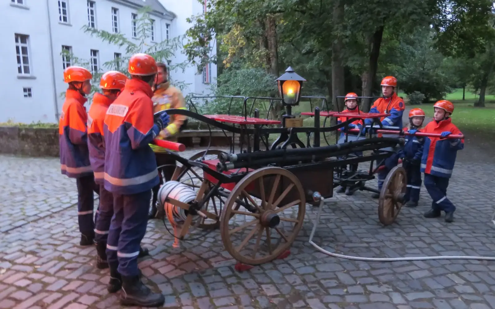 Die historische Feuerwehrspritze der Kalkumer Freiwilligen Feuerwehr. Foto: hs