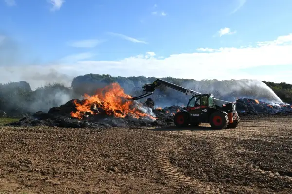 400 Strohballen brannten in Serm