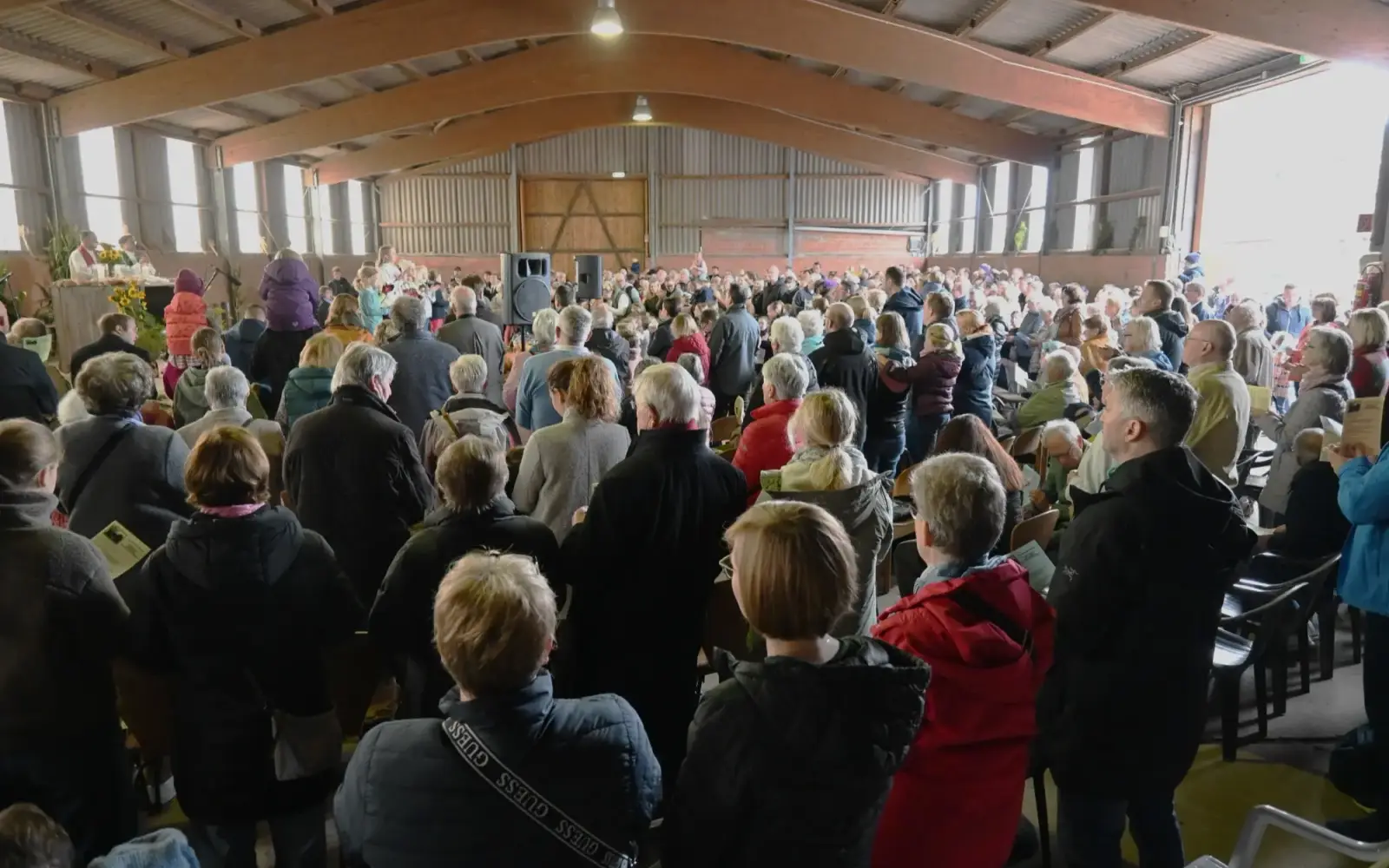 Zahlreiche Gemeindeglieder feierten gemeinsam in der großen Scheune des Ellerhofs das Erntedankfest. Es wurden Spenden für die Duisburger Tafel gesammelt. Foto: sam