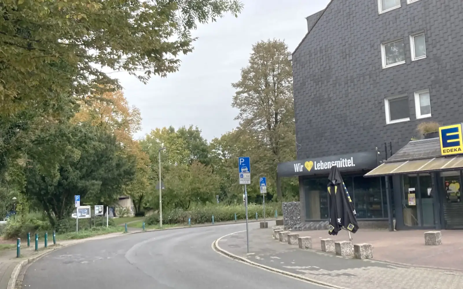 Direkt gegenüber dem nun geschlossenen EDEKA-Markt befindet sich die Grünfläche an der Linde, wo früher häufig Feste gefeiert wurden. Könnte hier, zwischen Angermunder Straße und Am Rahmer Bach, ein neuer EDEKA-Markt entstehen? Foto: sam