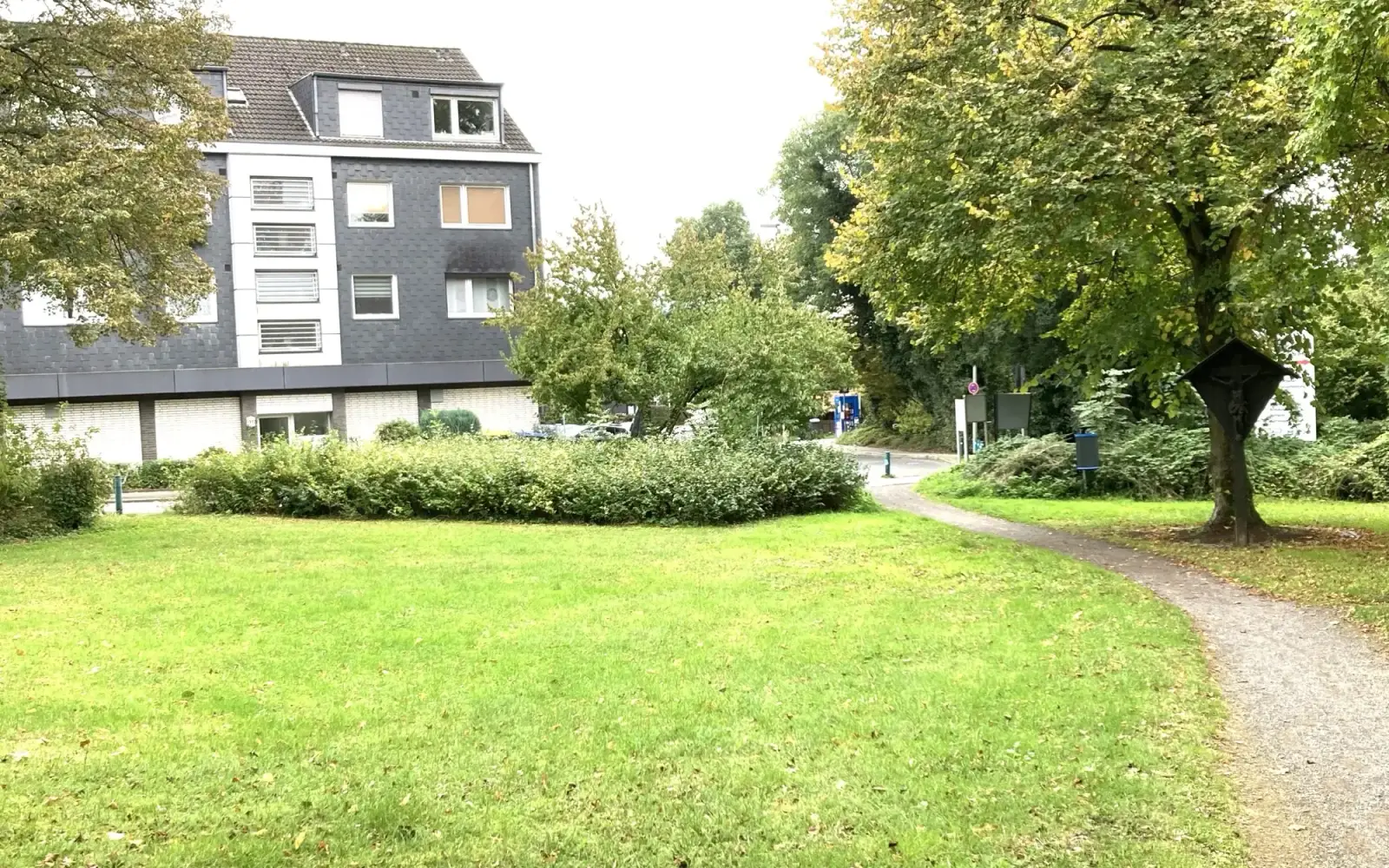 Eignet sich diese Parkanlage in Rahm für ein Lebensmittelgeschäft? EDEKA Rhein-Ruhr sagt Ja, die Stadt Duisburg Nein. Foto: sam