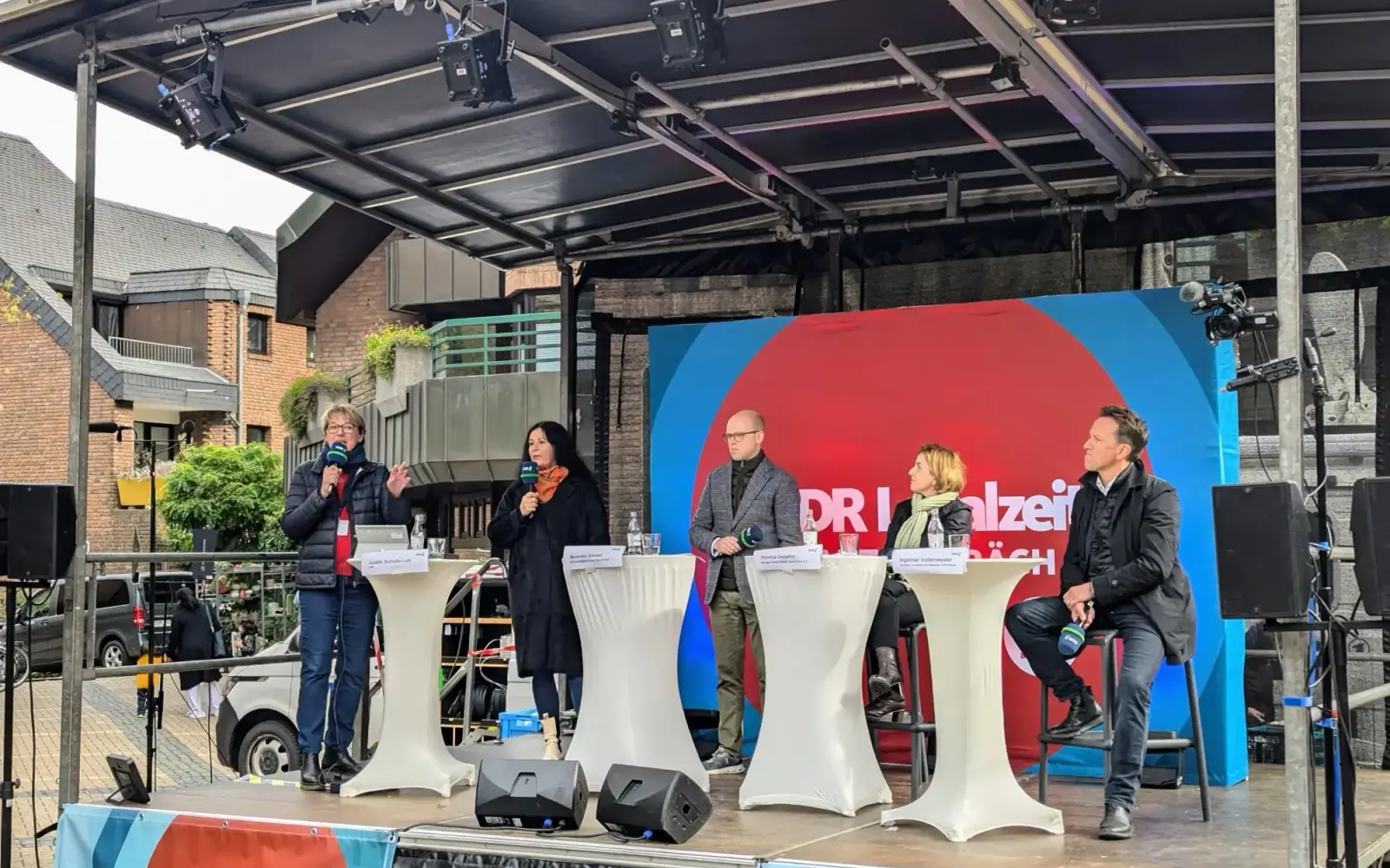 Judith Schulte-Loh moderiert das WDR-Stadtgespräch in Kaiserswerth mit Cornelia Zuschke (Beigeordnete für Planen, Bauen, Wohnen und Grundstückswesen), Bezirksbürgermeister Benedict Stieber, Verena Dolphin (Bürgerverein Stadt-Land-Fluss Düsseldorfer N